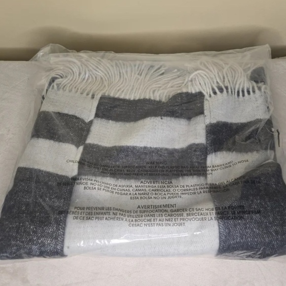 Walter Baker Verushka Reversible Poncho Charcoal/Ivory - Picture 8 of 8